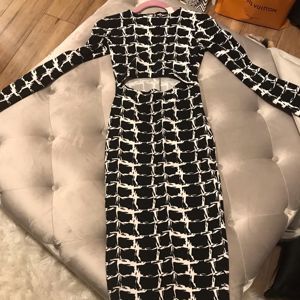 Cute black and white fitted midi dress with peek